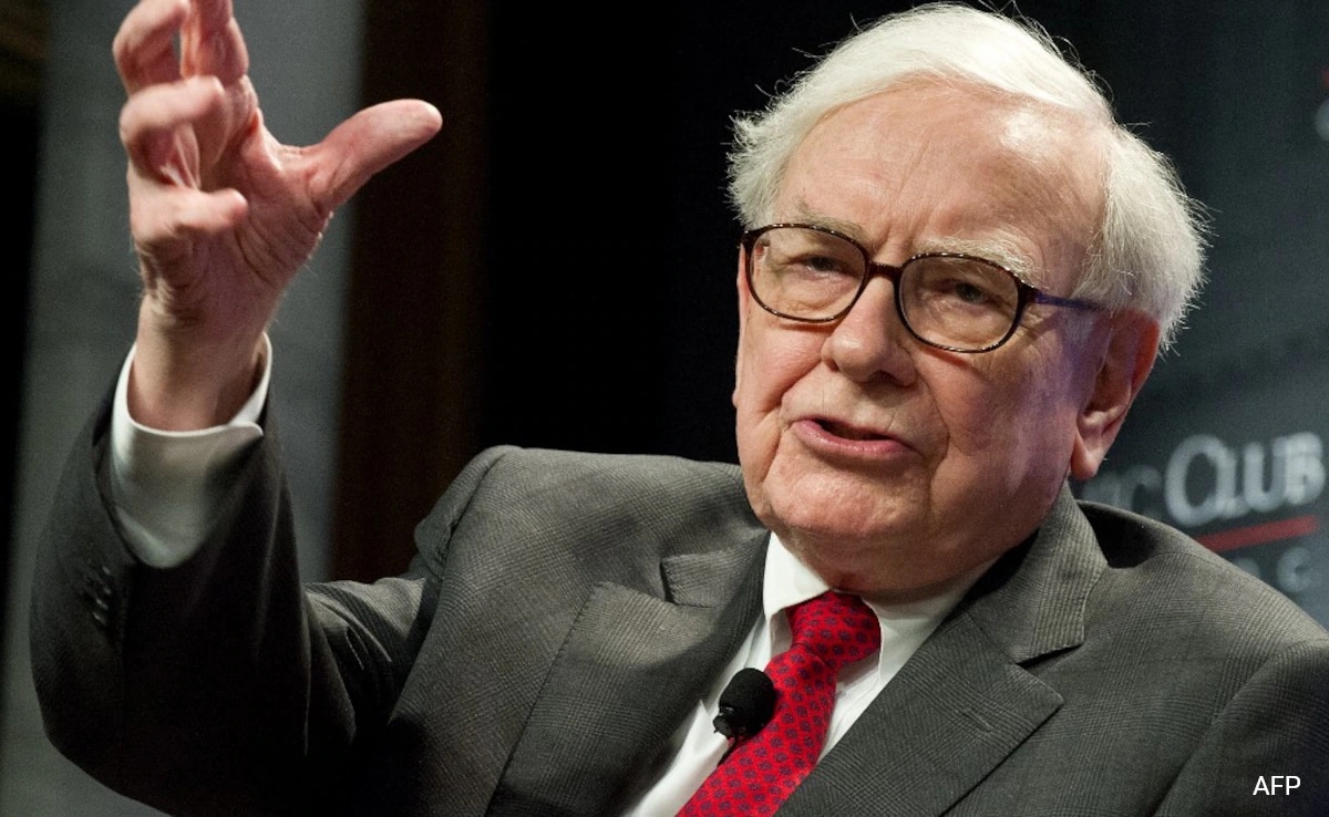 Warren Buffett Announces Plan to Step Down as Berkshire Hathaway CEO by Year-End Warren Buffett Announces Plan to Step Down as Berkshire Hathaway CEO by Year-End