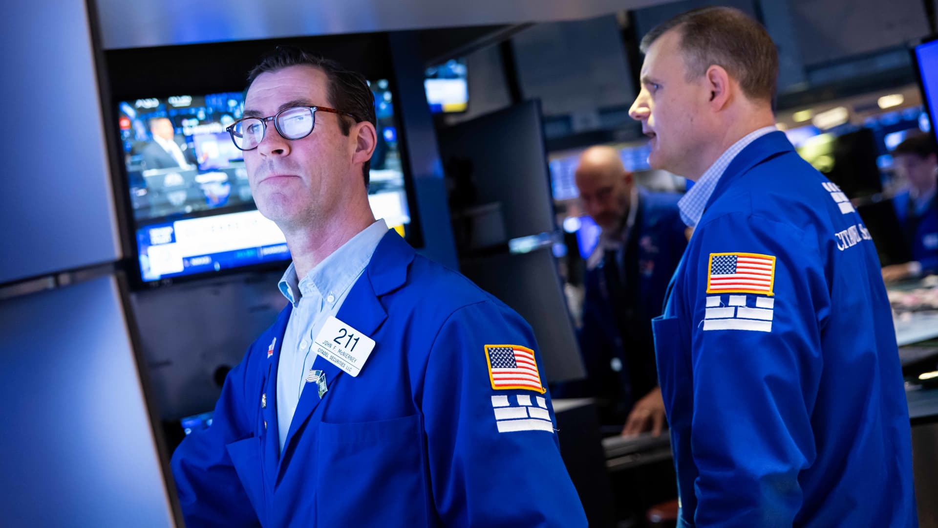Stock Futures Start the Week Flat Ahead of Key Economic Data