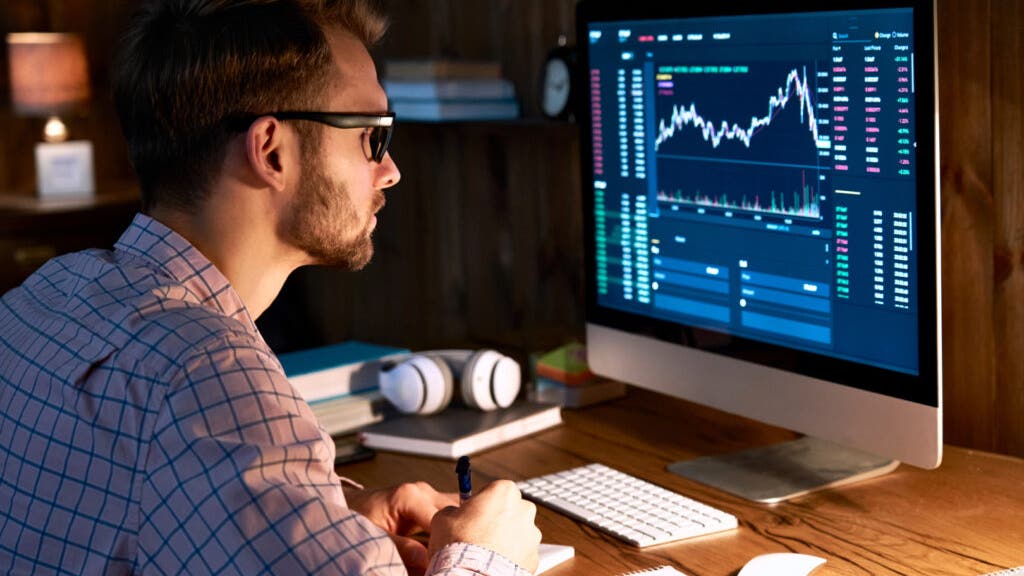 Reddit Investors Reflect on Strategy: What They Would Do Differently at Age 25 Reddit Investors Reflect on Strategy: What They Would Do Differently at Age 25