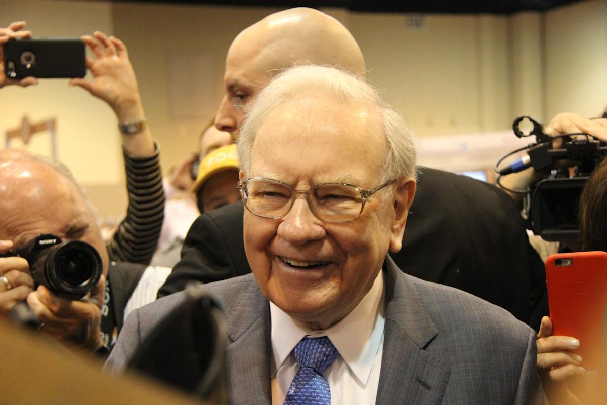 Warren Buffett to Step Down as Berkshire Hathaway CEO by End of 2025