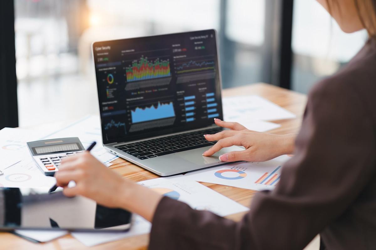 Palantir Technologies Outperforms Market Amid Strong Growth and Investment Interest