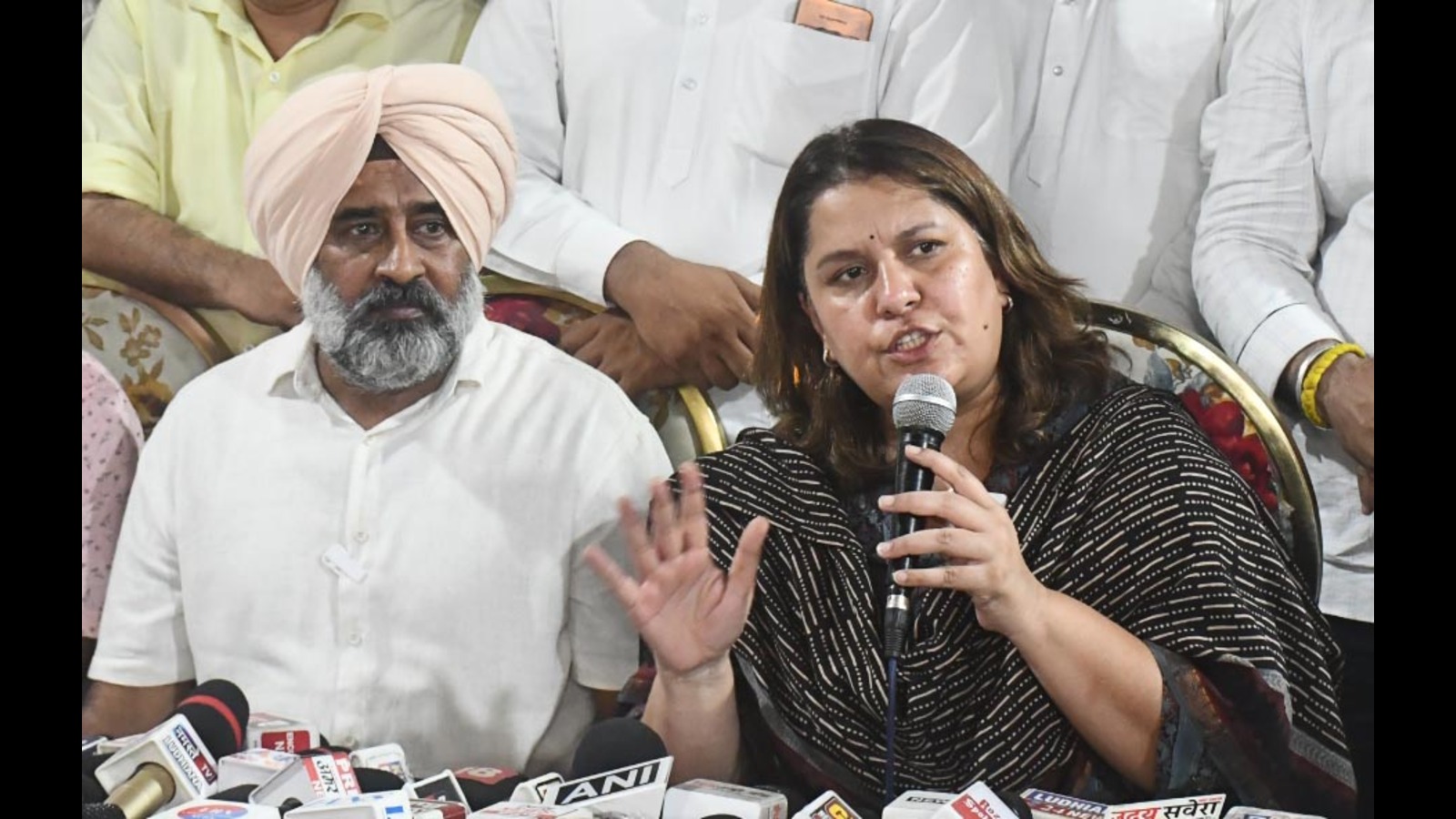 Congress Leader Alleges Deficiencies in Schools and Hospitals Under AAP Rule