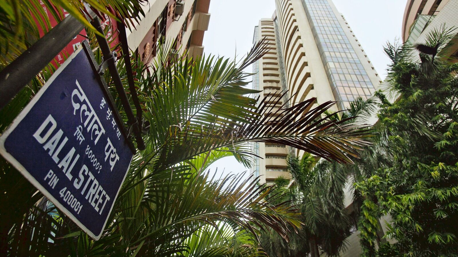 Indian Stock Market Outlook: Geopolitical Risks, IPO Momentum, and FII Activity Shape Market Sentiment Indian Stock Market Outlook: Geopolitical Risks, IPO Momentum, and FII Activity Shape Market Sentiment