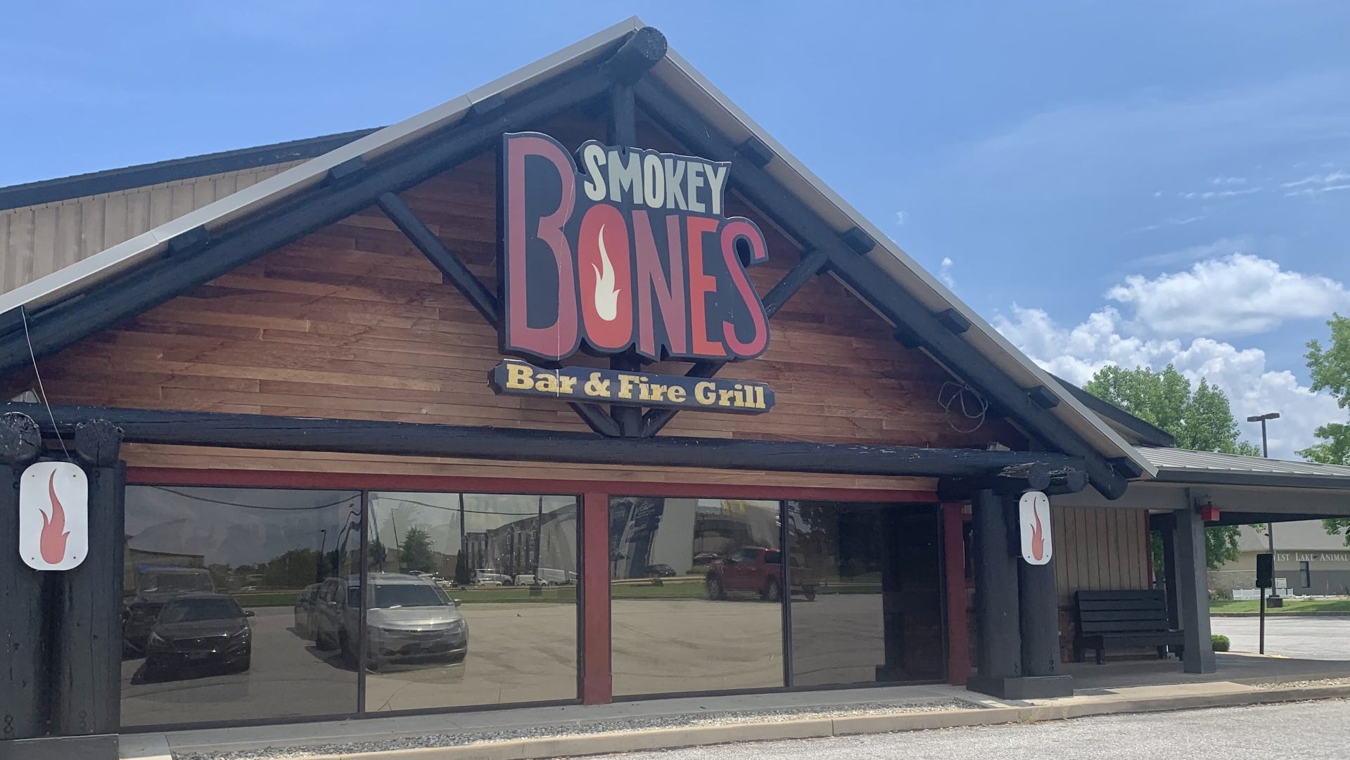 Smokey Bones to Close Some Locations, Convert Others into Twin Peaks Restaurants