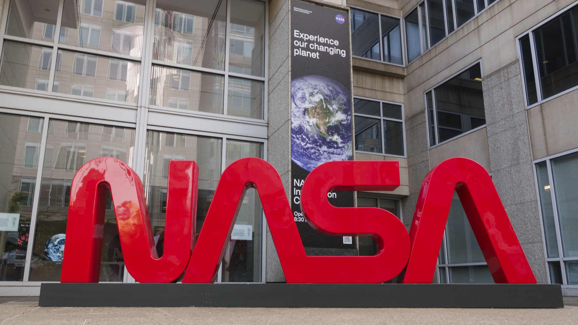 Hundreds of Current and Former NASA Employees Condemn Leadership Over ‘Wasteful Changes’ Hundreds of Current and Former NASA Employees Condemn Leadership Over ‘Wasteful Changes’