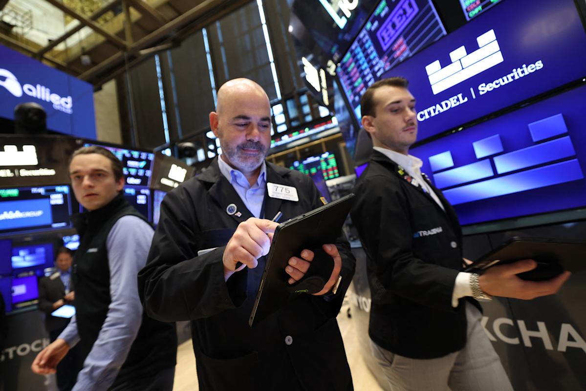 US Stock Futures Decline Amid Trump’s Renewed Tariff Threats