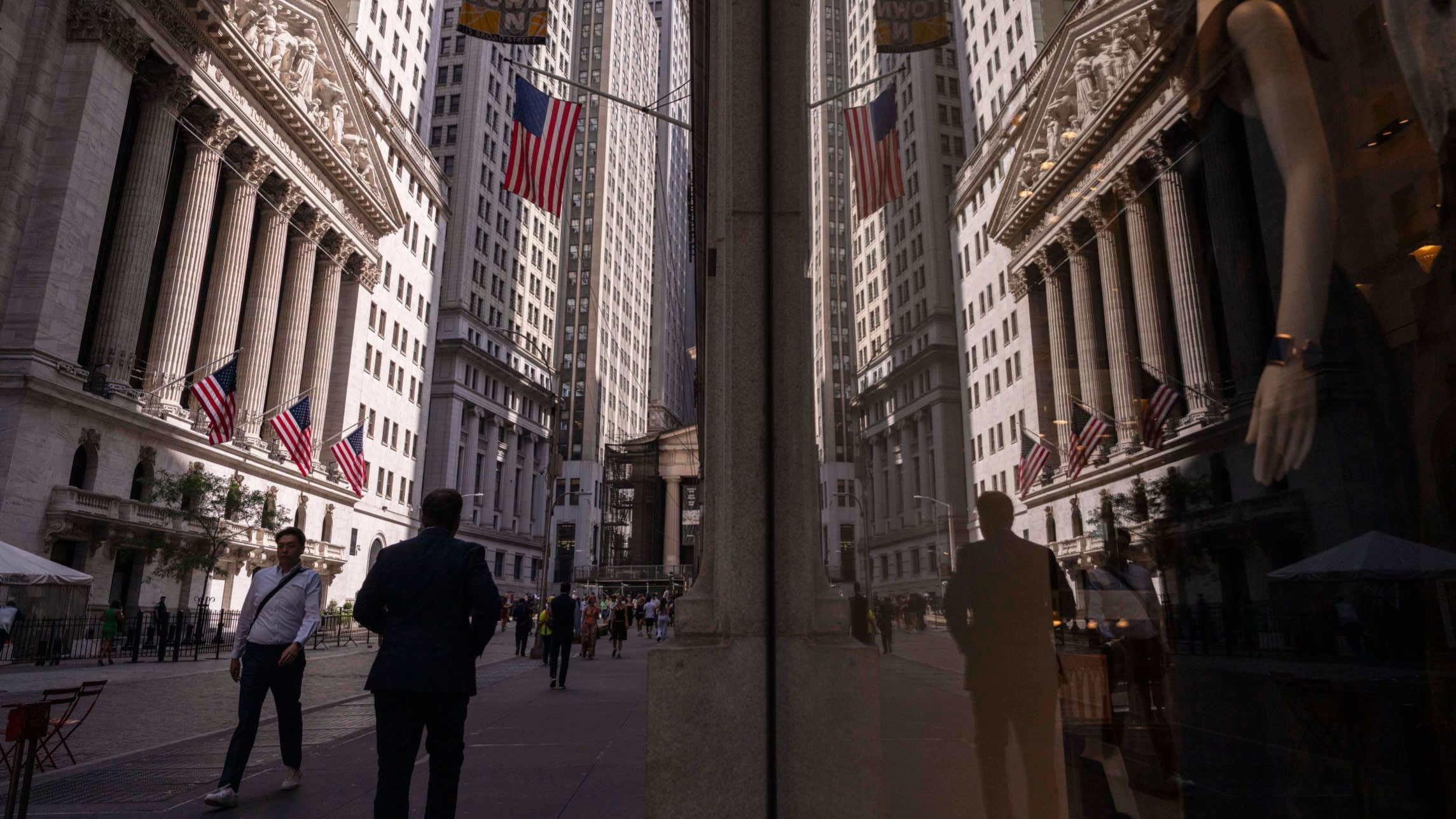 Retail Investors Pour Record $155 Billion into U.S. Equities Amid Market Volatility