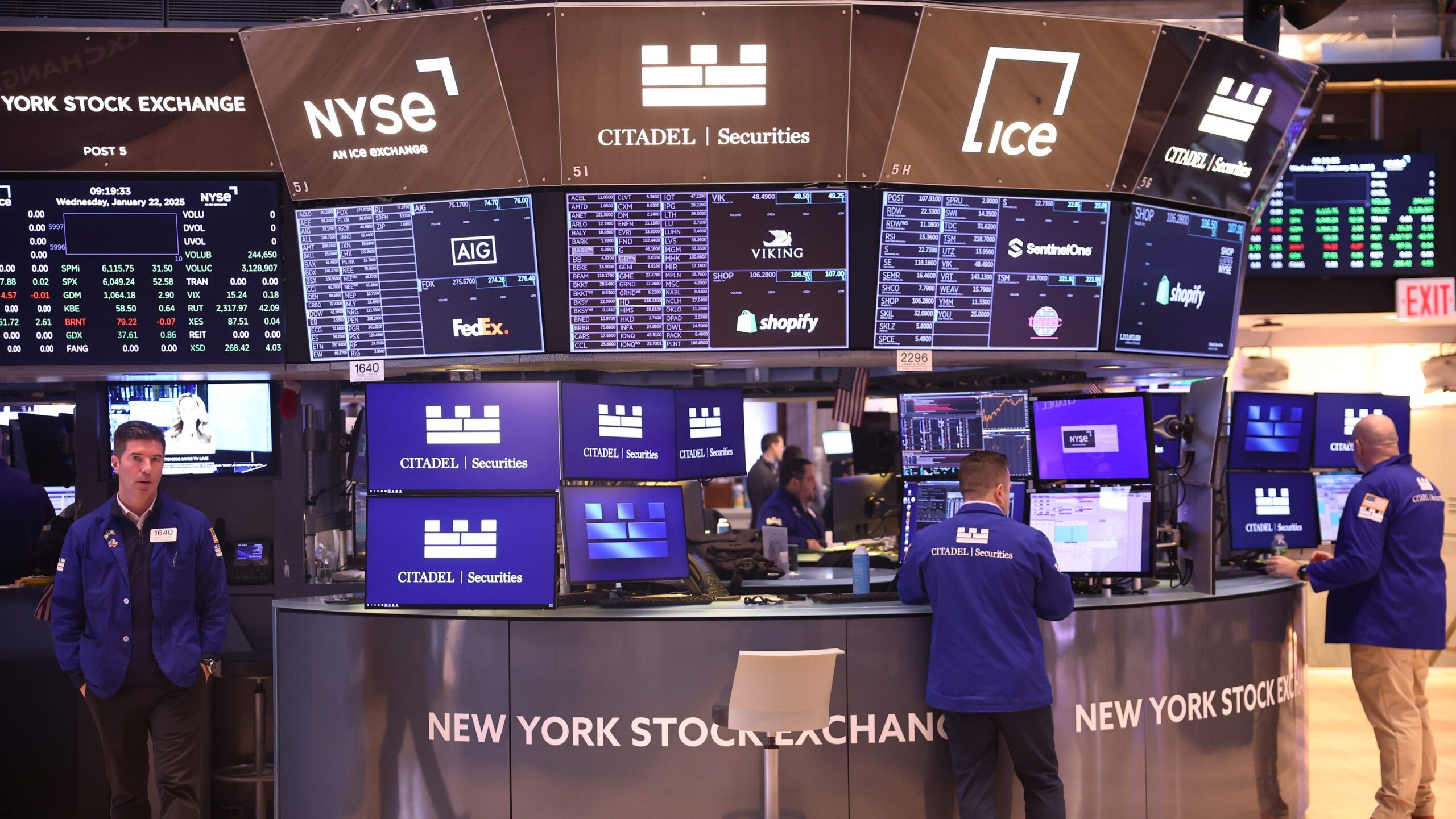 S&P 500 Hits New Record as Stocks End Mixed Amid GM Decline From Tariff News